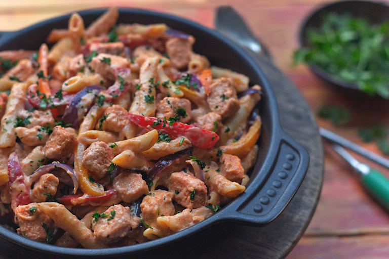 Quick pasta recipe made with vegetarian Quorn Pieces, pasta and peppers served in a black dish