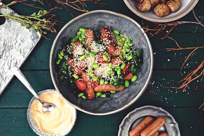 Bowl med Quorn Prinskorv, grönkål och srirachamayo