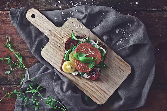 Vegansk tomat- och pepperonimacka