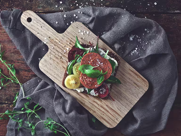 Vegansk tomat- och pepperonimacka