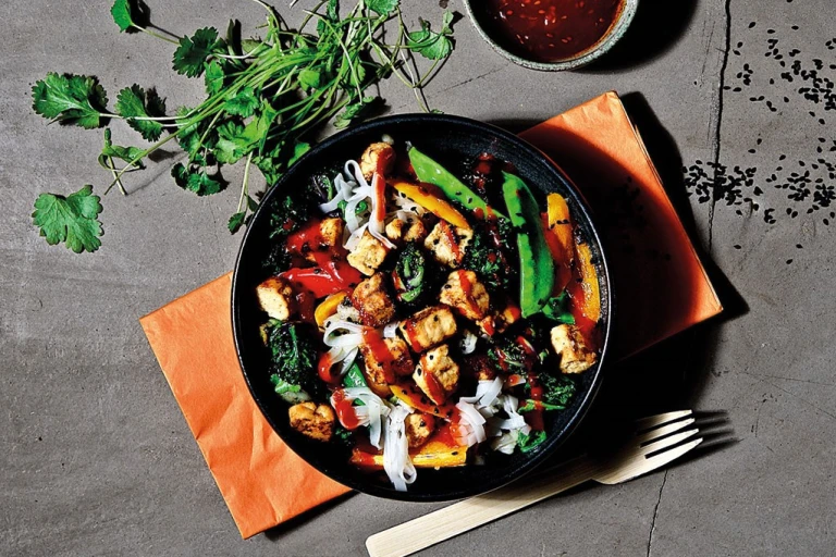 Quorn, vegetarisk wok, nudlar, snabbt och enkelt.