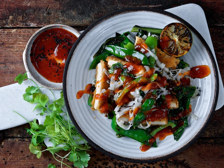 Frasig vegetarisk wok med nudlar, sockerärtor och citron.