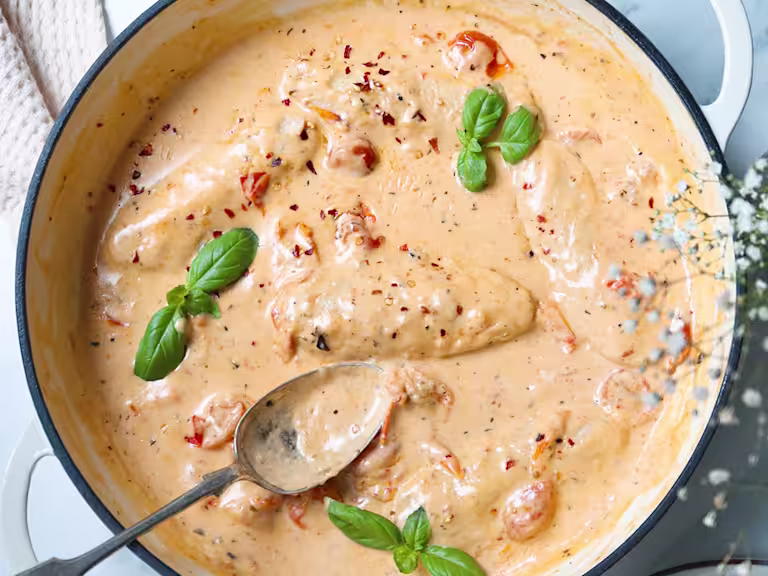 Vegetarian Marry Me Chicken made with Quorn Fillets in a creamy tomato sauce served in a blue bowl.