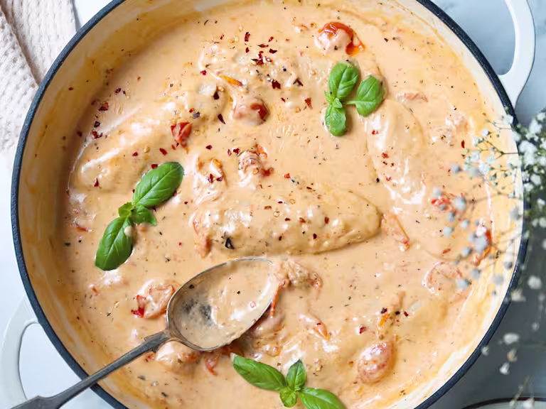 Vegetarian Marry Me Chicken made with Quorn Fillets in a creamy tomato sauce served in a blue bowl.