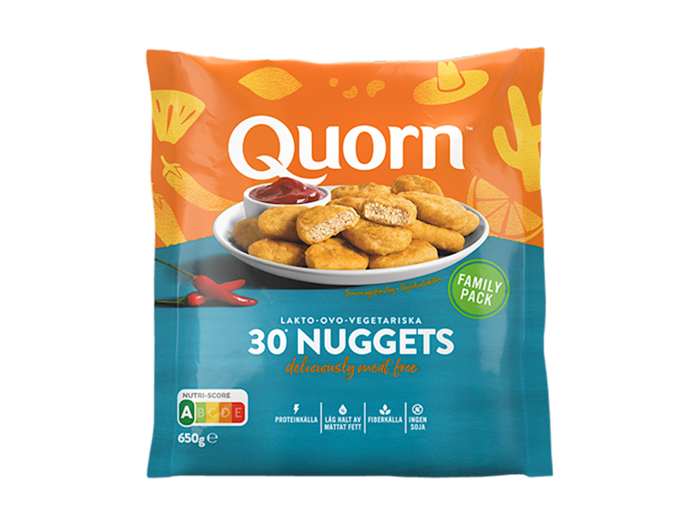 Quorn nuggettien pakkaus, jossa näkyy valmis tuote ja tietoja oranssilla ja vihreällä taustalla.