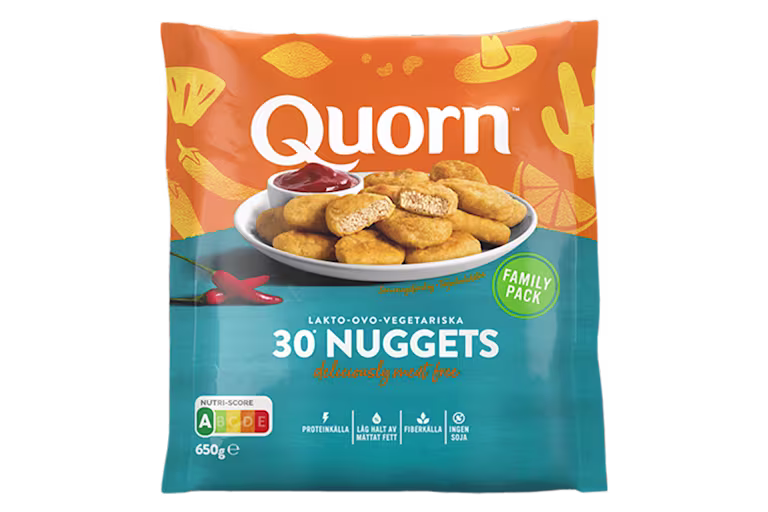 Quorn nuggettien pakkaus, jossa näkyy valmis tuote ja tietoja oranssilla ja vihreällä taustalla.