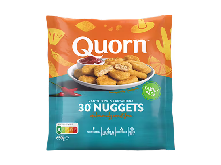 Quorn nuggettien pakkaus, jossa näkyy valmis tuote ja tietoja oranssilla ja vihreällä taustalla.