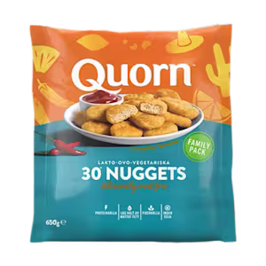 En påse Quorn Nuggets som visar den tillagade produkten och information mot en orange och grön bakgrund