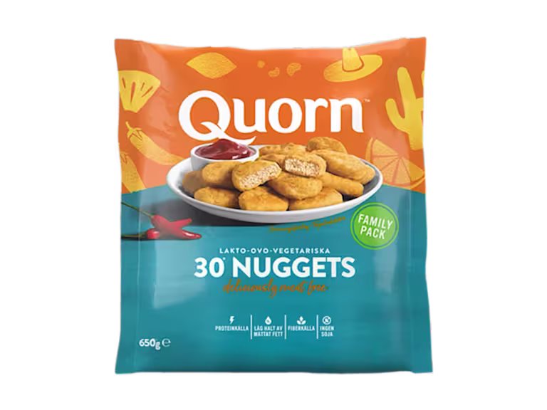 En påse Quorn Nuggets som visar den tillagade produkten och information mot en orange och grön bakgrund