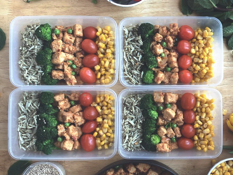 Veggie Box with Stir Fry, made with Quorn Pieces, peas, sesame seeds, coriander, onion and tomatoes, served in 4 boxes.