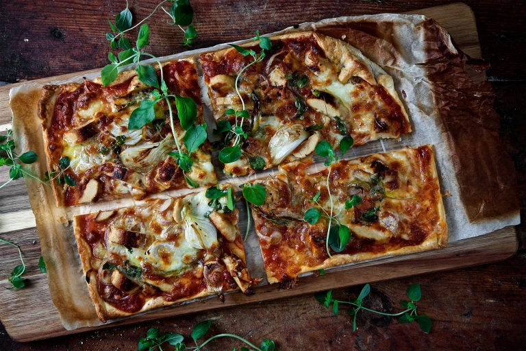 Spröd vegetarisk pizza med fyra sorters lök och oregano.