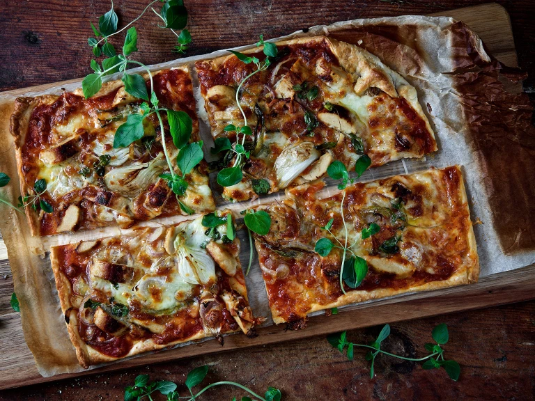 Spröd vegetarisk pizza med fyra sorters lök och oregano.