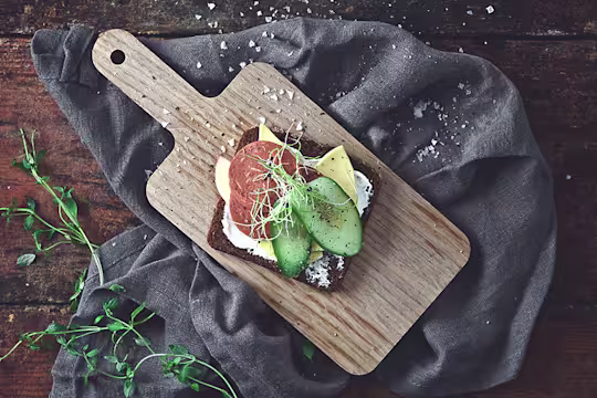 Krämig god vegansk pepperonimacka med gurka och vegansk ost