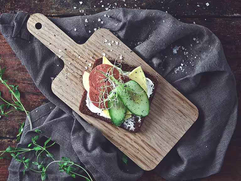 Krämig god vegansk pepperonimacka med gurka och vegansk ost