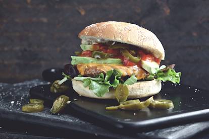 Quorn Burger met salsa, jalapeños en gesmolten kaas