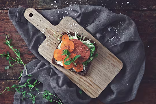 Krämig rågbrödsmacka med vegansk pepperoni