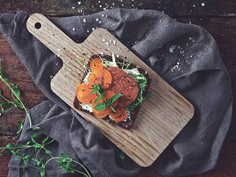 Krämig rågbrödsmacka med vegansk pepperoni