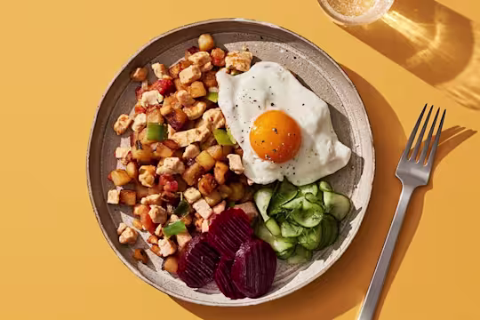 Quorn Vegetarisk cheeseburgare som visar fyllningen och pommes frites