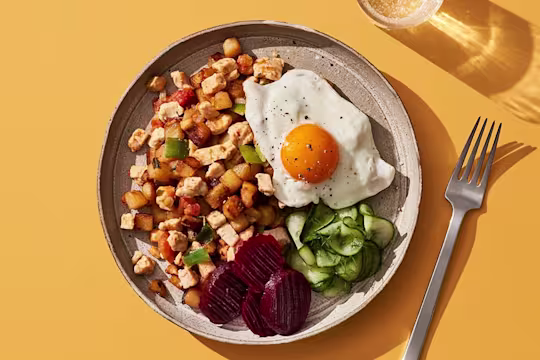 Quorn Vegetarisk cheeseburgare som visar fyllningen och pommes frites