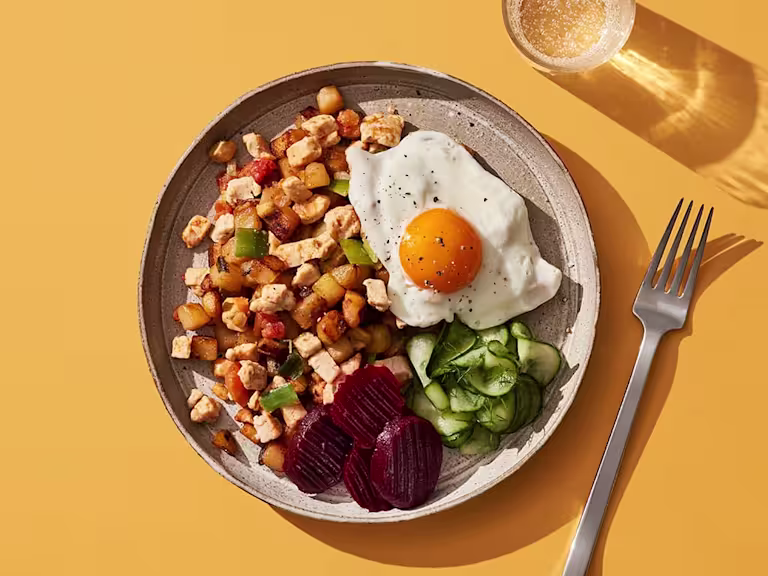 Quorn Vegetarisk cheeseburgare som visar fyllningen och pommes frites