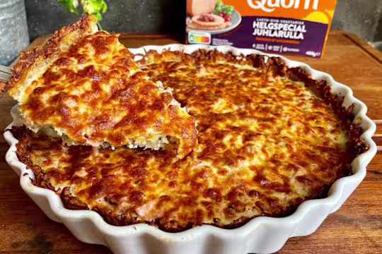 Vegetarisk julpaj i vitt fat med Quorn-produkt i bakgrunden