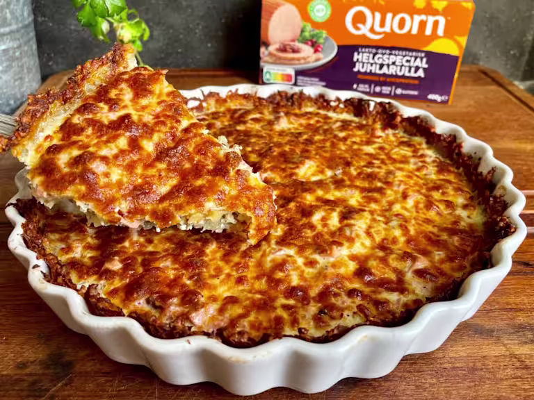 Vegetarisk julpaj i vitt fat med Quorn-produkt i bakgrunden