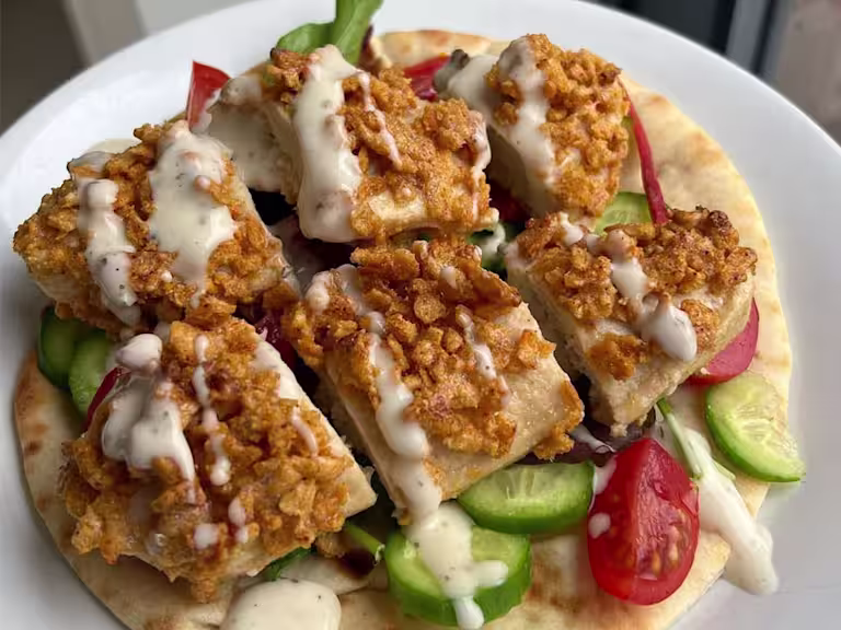 Crisp coated Quorn Fillets served with a Greek style flatbread, cucumber, tomato, lettuce and house style salad dressing.