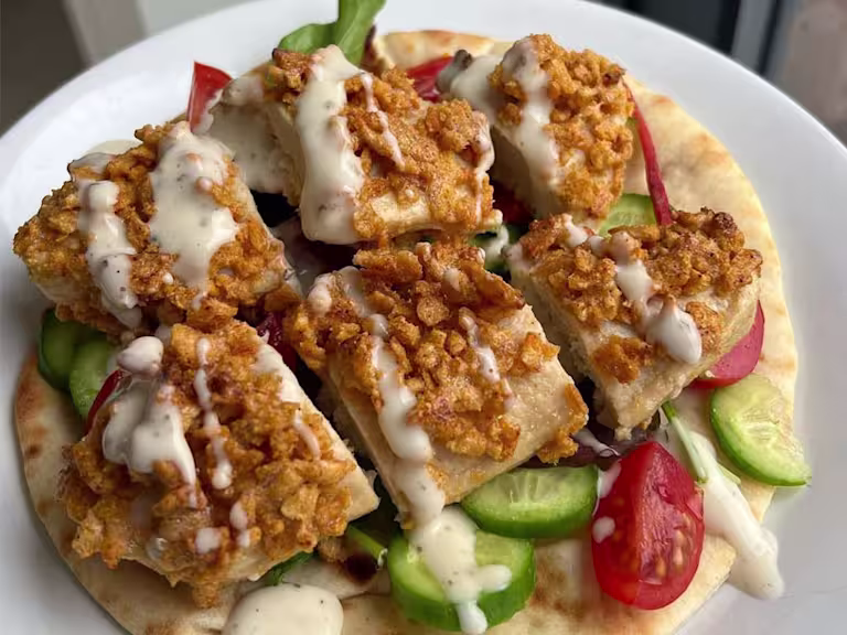 Crisp coated Quorn Fillets served with a Greek style flatbread, cucumber, tomato, lettuce and house style salad dressing.
