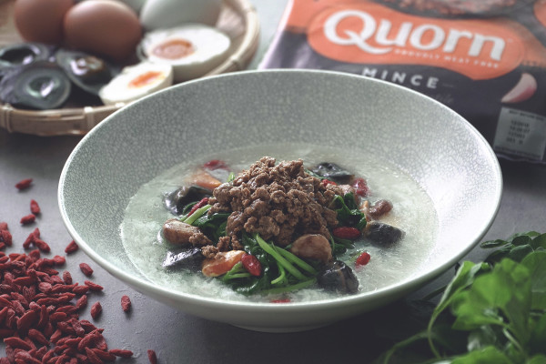 Trio Eggs Spinach With Poached Quorn Meat Free Mince Recipe Quorn Sg