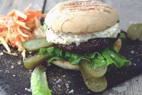 Hamburgare med ättiksgurka och blue cheese dressing