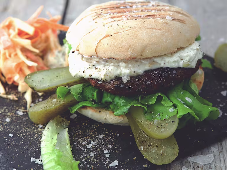 Hamburgare med ättiksgurka och blue cheese dressing