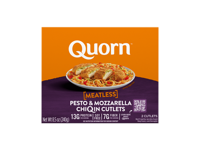 A box of Quorn Meatless Pesto & Mozzarella Cutlets showing the plated product and information on a charcoal and orange background.