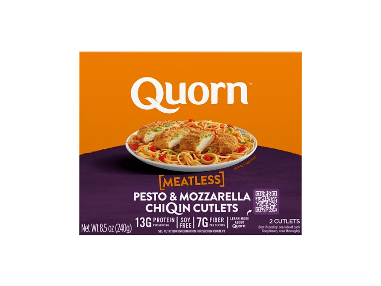 A box of Quorn Meatless Pesto & Mozzarella Cutlets showing the plated product and information on a charcoal and orange background.