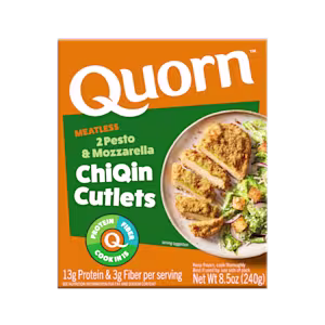 A box of Quorn Meatless Pesto & Mozzarella Cutlets showing the plated product and information on a charcoal and orange background.