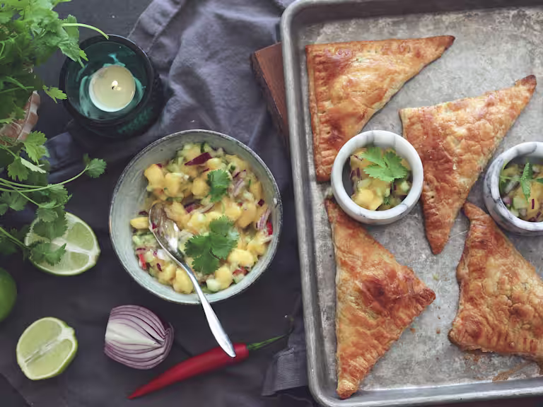 Frasiga smördegspiroger med Quorn Färs och mangosalsa