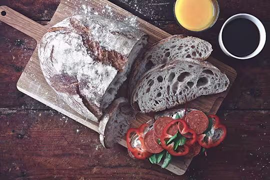 Smakrik levainmacka med vegansk pepperoni