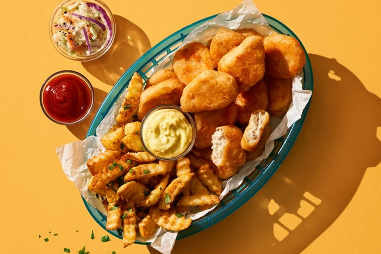Quorn Vegetariska Nuggets serveras med pommes frites, dipp och coleslaw