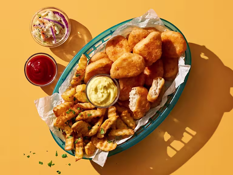 Quorn Vegetariska Nuggets serveras med pommes frites, dipp och coleslaw