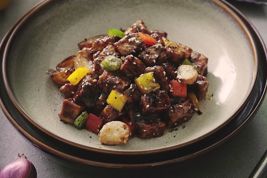 Quorn Meat Free Pieces with Whole Garlic & Capsicum in Black Pepper Cream Recipe | Quorn SG