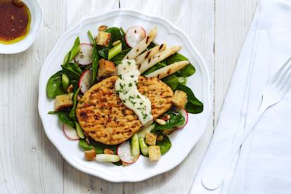 Quorn Vegetarische Pepersteak met asperges en spinaziesalade
