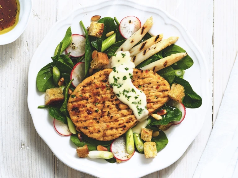 Quorn Vegetarisches Pfeffer-Grillsteak mit spargel und spinatsalat