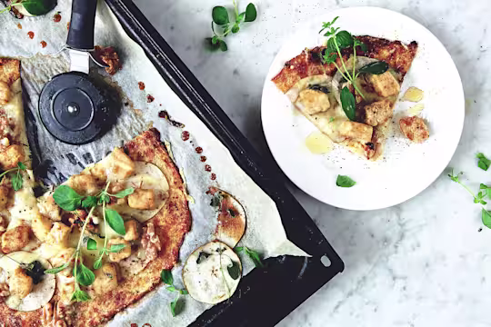 ovo-vegetarisk pizza med blomkål, valnötter & päron - glutenfri pizzadeg