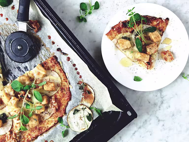ovo-vegetarisk pizza med blomkål, valnötter & päron - glutenfri pizzadeg