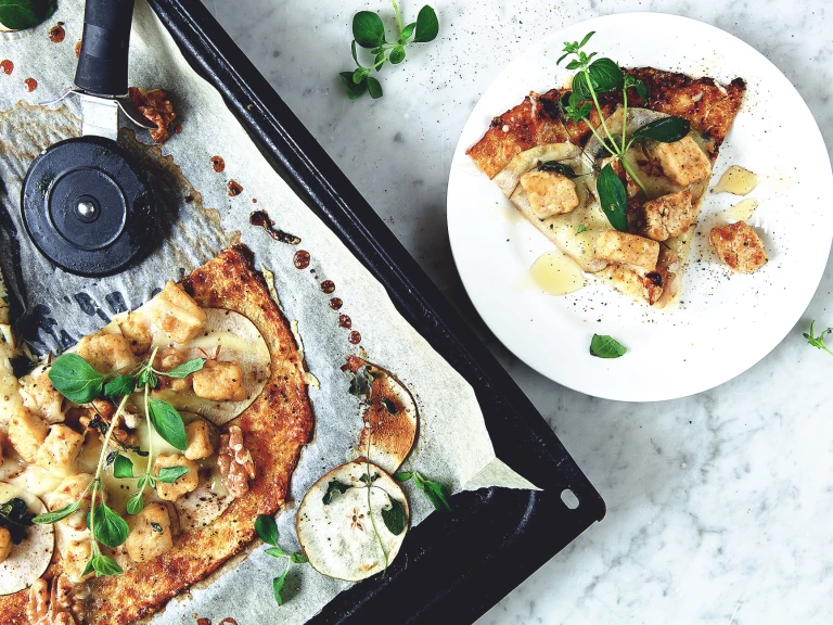 ovo-vegetarisk pizza med blomkål, valnötter & päron - glutenfri pizzadeg