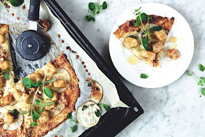 Quorn Meatless & Gluten-Free Cauliflower Crust Flatbread with Walnuts & Pear