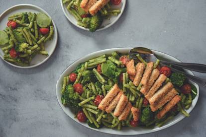 Pasta met spinazie-pestosaus, broccoli en Quorn fish-free lemon & pepper filets