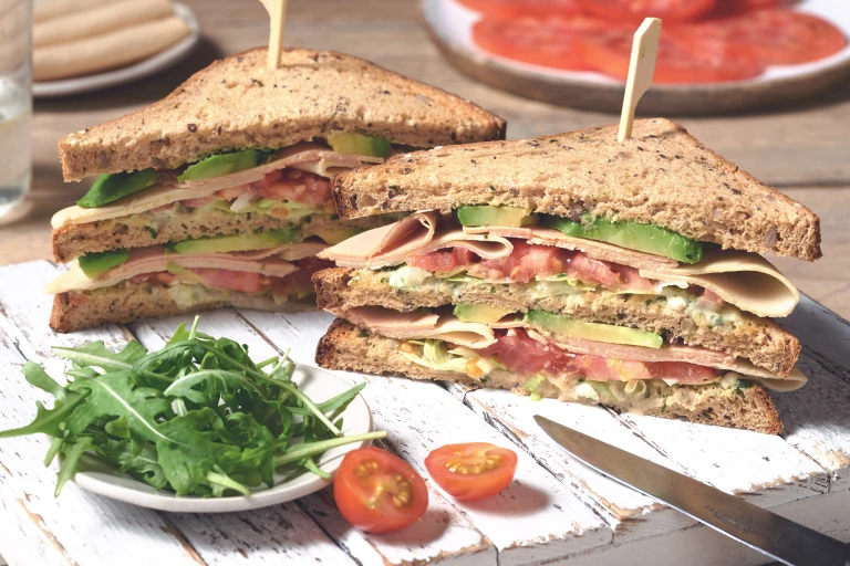 Glutenfri och vegansk Quorn club sandwich