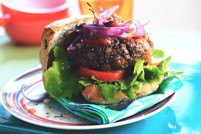 Rezept für vegetarischen Burger mit Käse und Zwiebeln