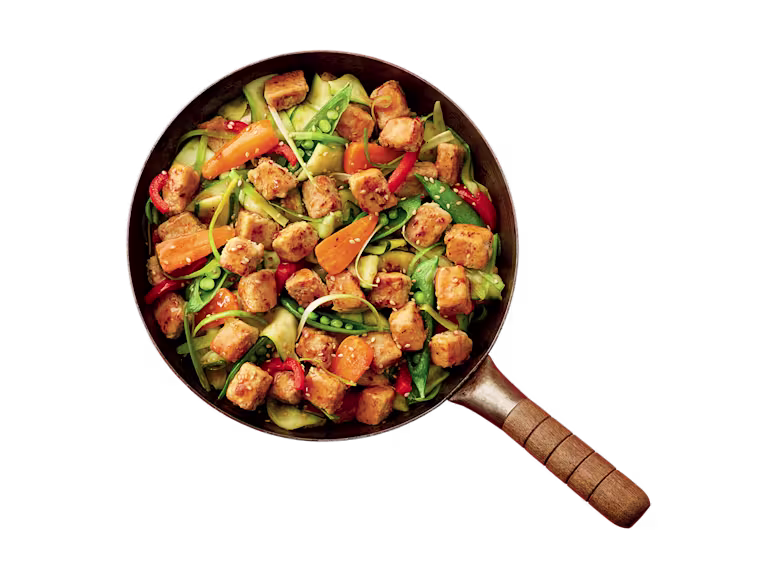 A bag of Quorn Pieces showing the prepared product and information on an orange and charcoal background.