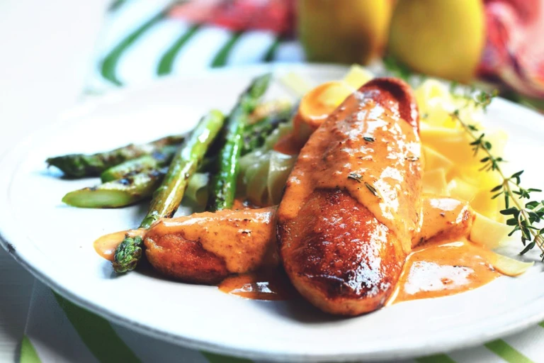 Quornfiléer i röd pestosås med pasta och sparris - recept